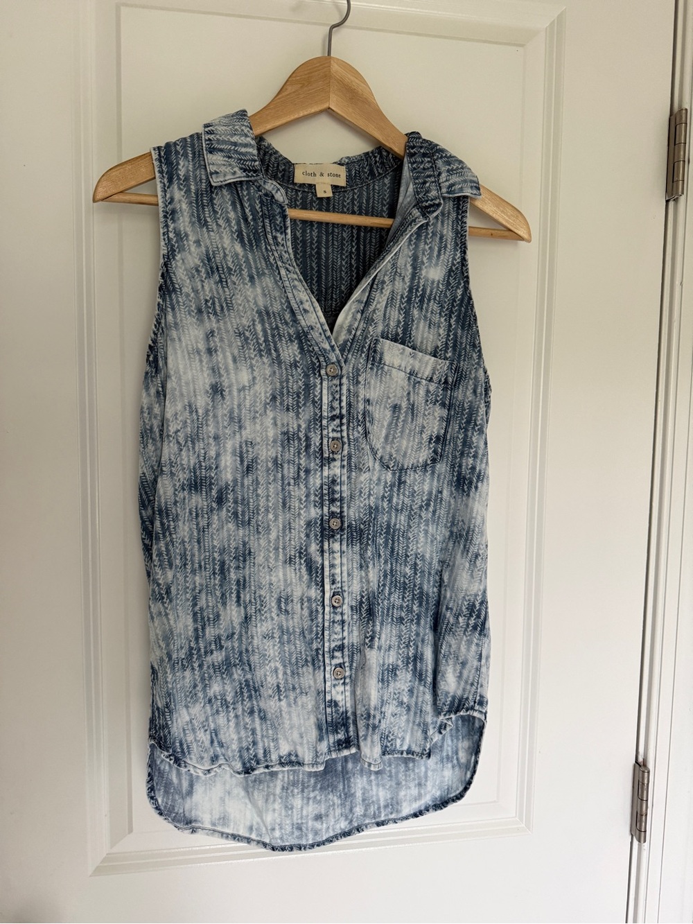 cloth & stone Blue Tie-Dye Sleeveless Button-Up Tank Anthropologie small